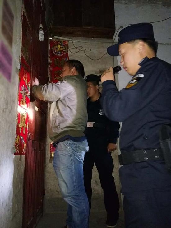 德江县粗心妈妈误将幼女锁家中 民警全城寻开锁师傅开门